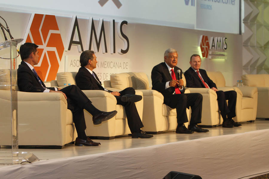 08 mayo 2012,      AMLO reunido con integrantes del AMIS 2