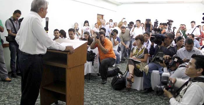 16 mayo 2012, conferencia de prensa AMLO, Mazatlán, Sinaloa