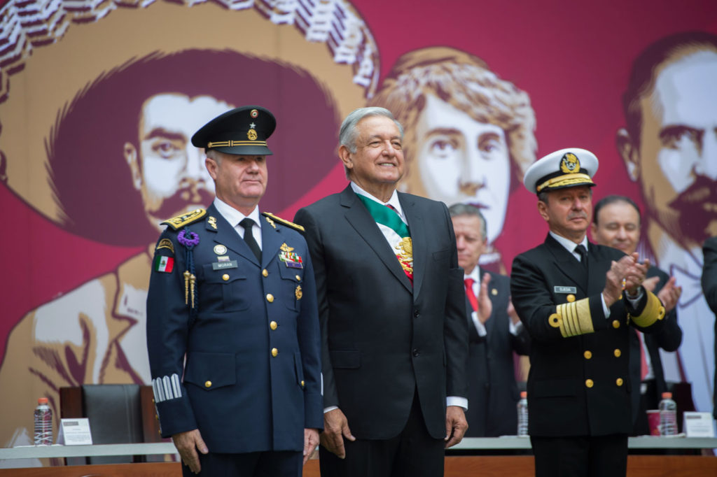 Presidente entrega condecoraciones y ascensos a Fuerzas 