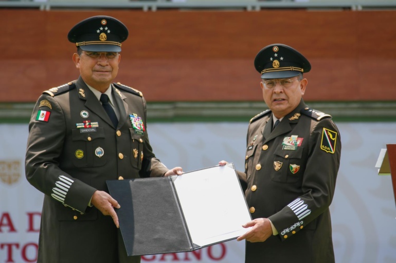 Presidente Toma Protesta Al Primer Comandante Del Ejército Mexicano