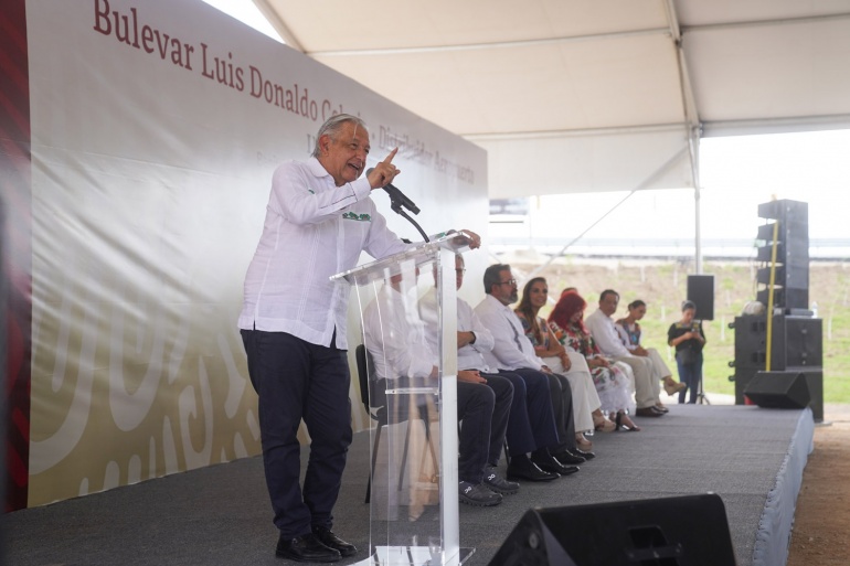 2023-09-03 Presidente AMLO - Inauguracion de obra de la Avenida Colosio y Distribuidor Aeropuerto - Quintana Roo - Foto 01