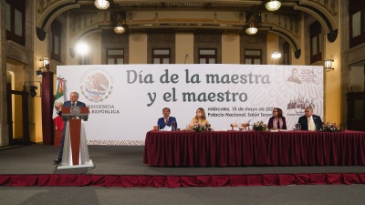 2024-05-15 Presidente AMLO - Dia de la maestra y el maestro - Palacio Nacional - Foto 9